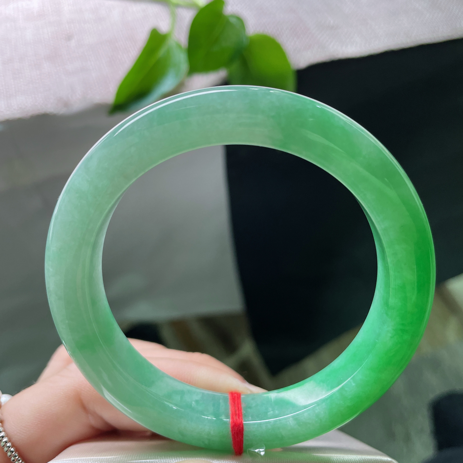 58.1/11.4/9.8绿底正圈，静水深流，满绿藏心。沉稳又不失庄重。无纹裂。