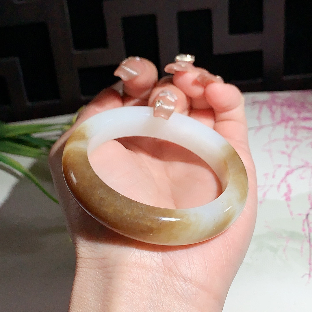 和田玉52.5圈口且末糖手镯！玉质细腻油润 底色纯净 无裂无黑 脂粉好，品质高。