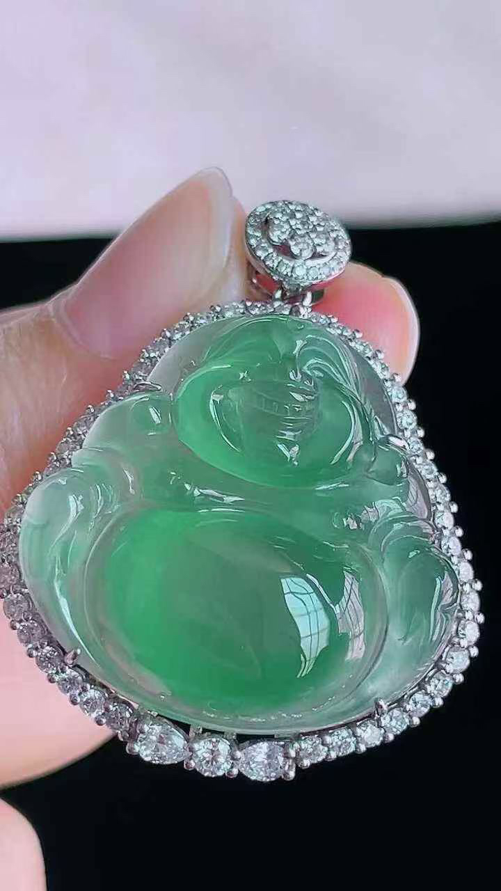 【翡翠名称】18K金镶钻高冰晴绿佛公吊坠
【翡翠尺寸】含金37/30.6/11.5mm
【翡翠描述】宝贝种老水足，玉质细腻，色泽靓丽，性价比高，佩戴效果好！
【其它赠送】权威证书/精美挂绳盒子/支持全国复检