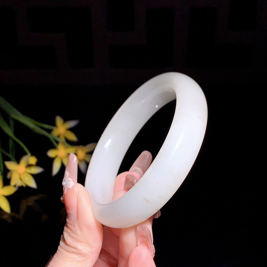 和田玉55.5圈口白玉漂花宽条手镯！玉质细腻油润 底色纯净 脂粉好，品质高