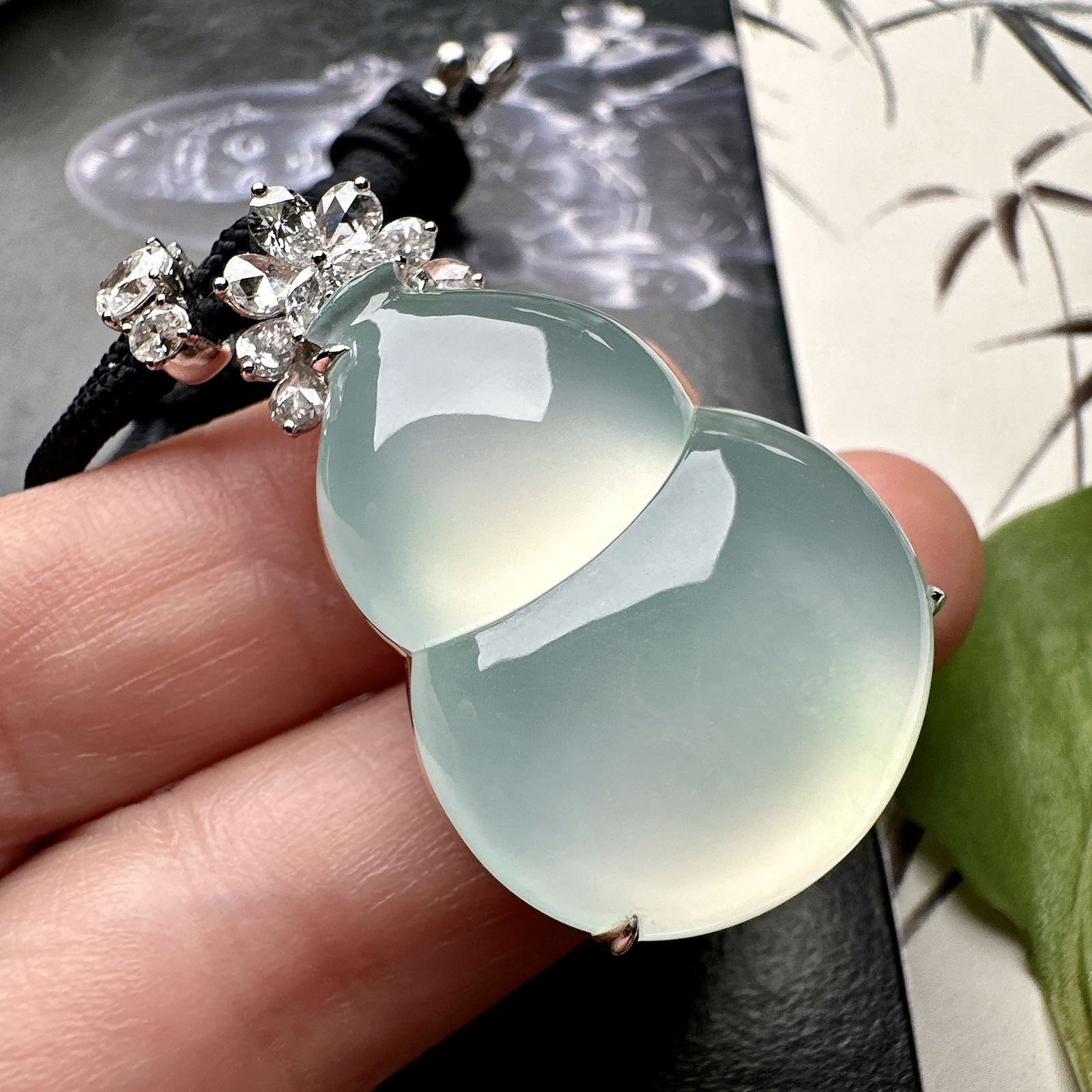 【冰种大葫芦吊坠】质地细腻清爽，荧光感强烈，荧光感强烈，18K金钻镶嵌，裸石尺寸31.4*23.6*7.5毫米