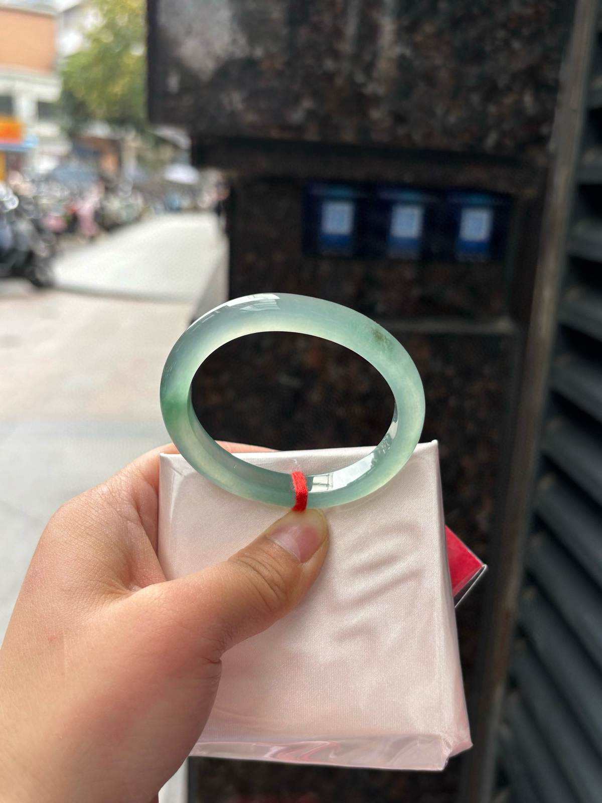 冰湖水绿飘花贵妃
51.6-44-9-7.2
底妆干净冰胶细腻，湖水绿的底色清爽耐看，室内室外都一样飘花灵动温婉有气质