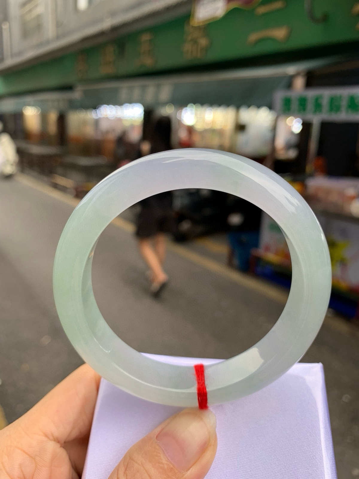 淡春彩正圈
58.7-8.7-13
底妆水润细腻，淡淡晴绿底色和淡紫底宛如春天的繁华。在岁月的长河流转中绽放着独特的魅力，气质温婉而迷人。