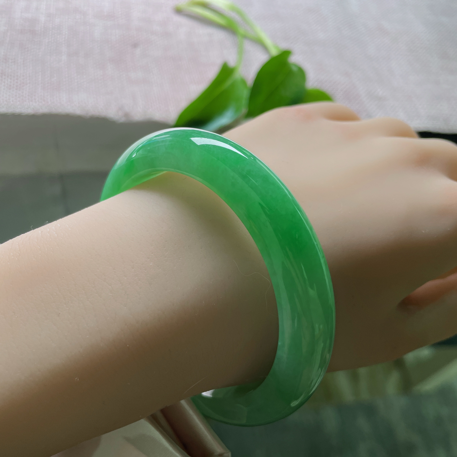 57.4/12.3/9.5，满绿正圈，色泽浓郁，腕间有青山，心中自有度。无纹裂