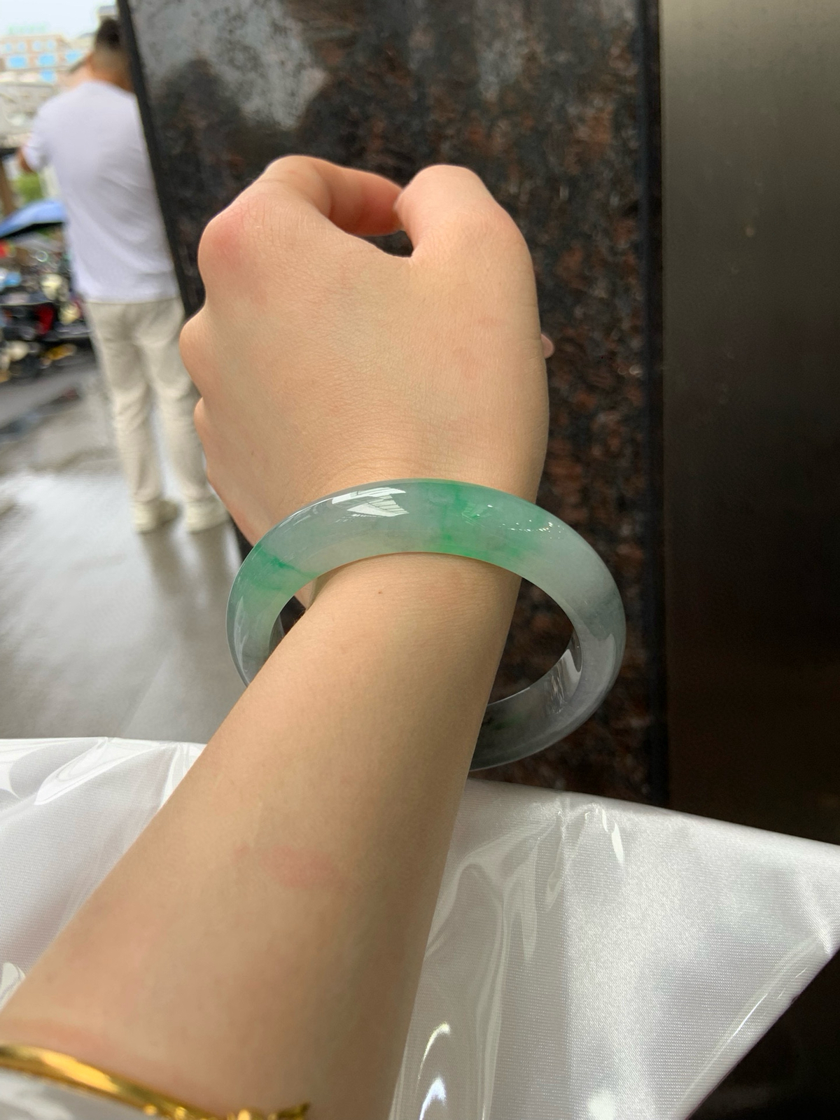 乌鸡飘绿正圈
56.3-13-9.2
底妆干净细腻，阳绿花色点睛之笔，芝麻糊即视感，比较有特色的一条美镯