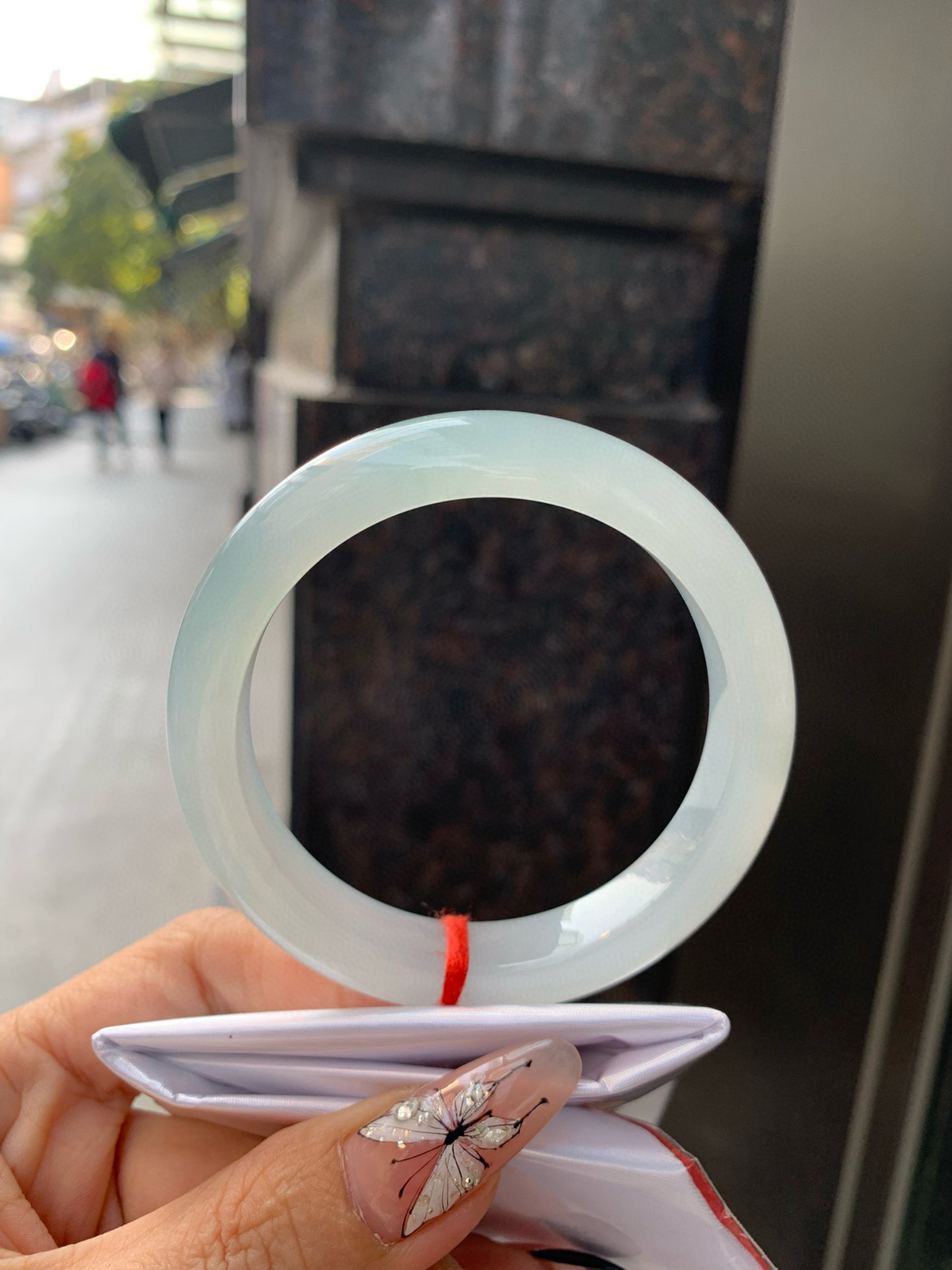 天空蓝正圈
56.5-8.6-11.5
底妆水润，质地细腻，天空蓝底色均匀，由内而外散发出温婉气质，清爽治愈