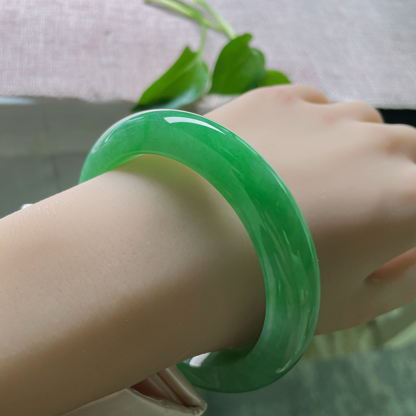 58.6/12.7/9.5绿底正圈，腕间轻绕，是凝固的春水，是具象的青山。无纹裂