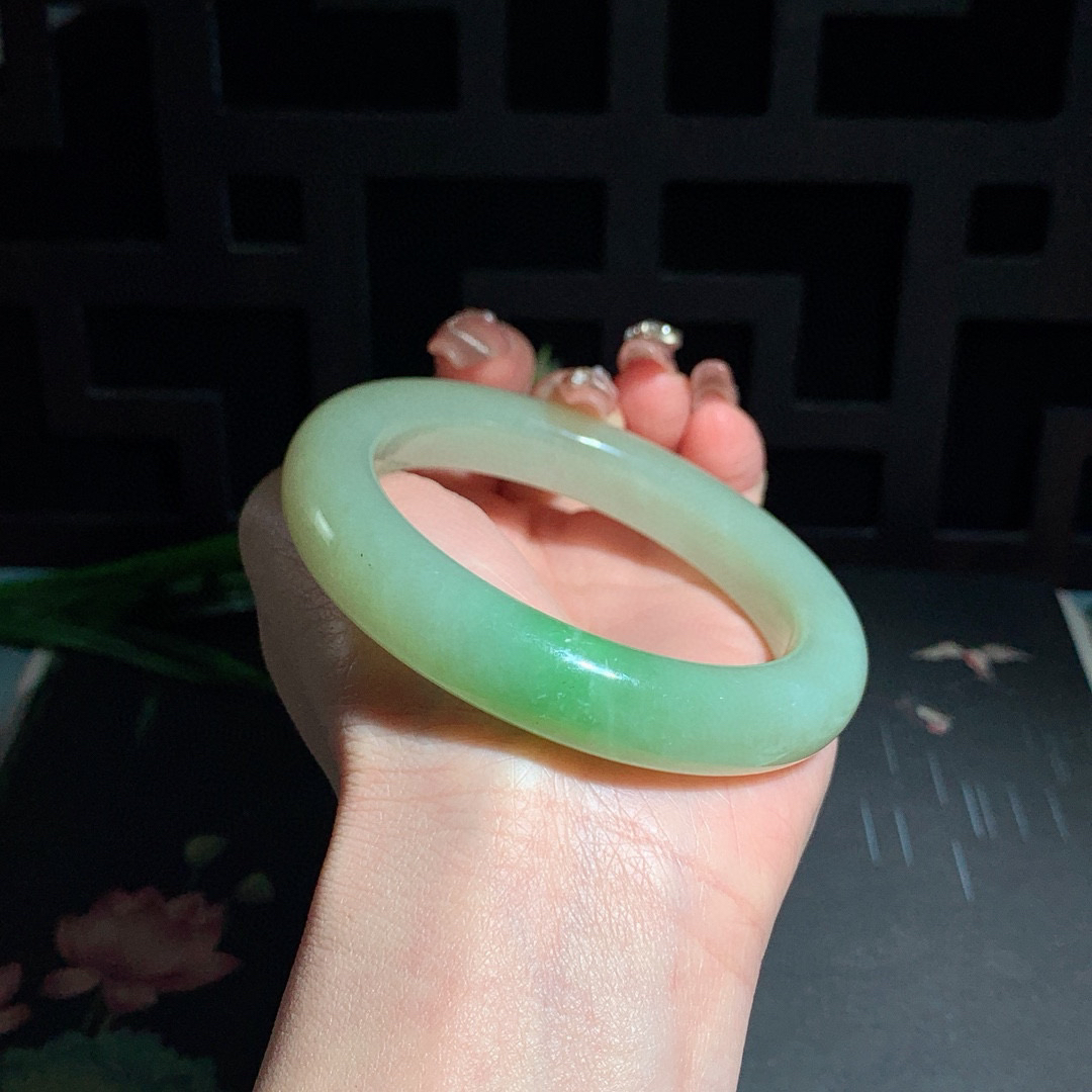 和田玉59圈口翠青手镯！玉质细腻油润 底色纯净 无纹裂 脂粉好，品质高