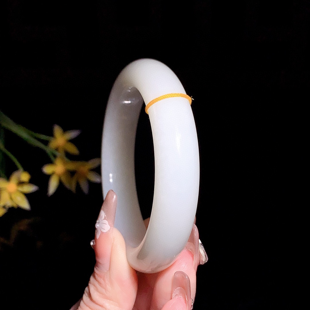 和田玉54.5圈口羊脂白玉手镯！玉质细腻油润 底色纯净 无裂无杂 脂粉好，品质高