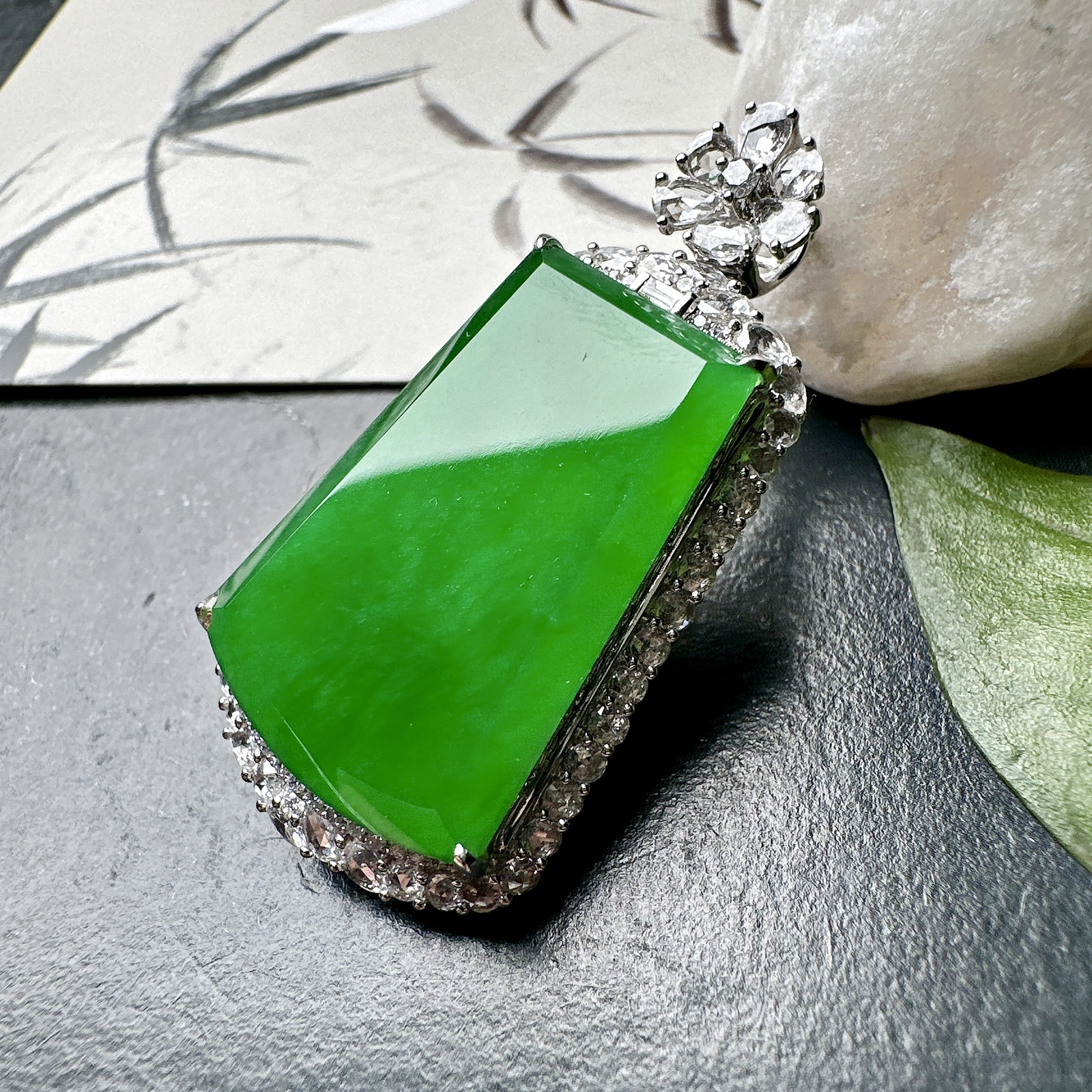 【冰种满绿无事牌】阳绿色泽，种水上乘，通透闪亮，晶莹剔透。18K金钻镶嵌，裸石尺寸26.2*18.4*3毫米。