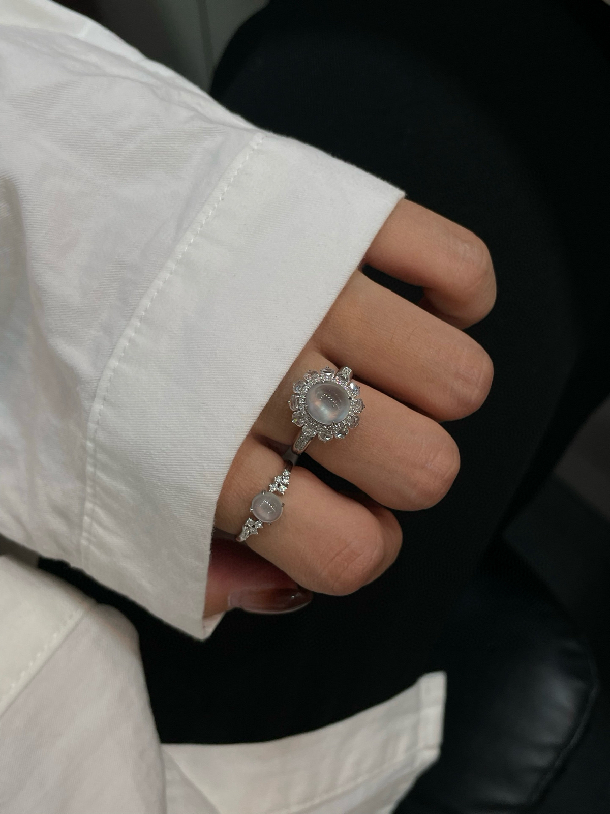 高冰玻底 起光 蛋面戒指

18k金配钻镶嵌