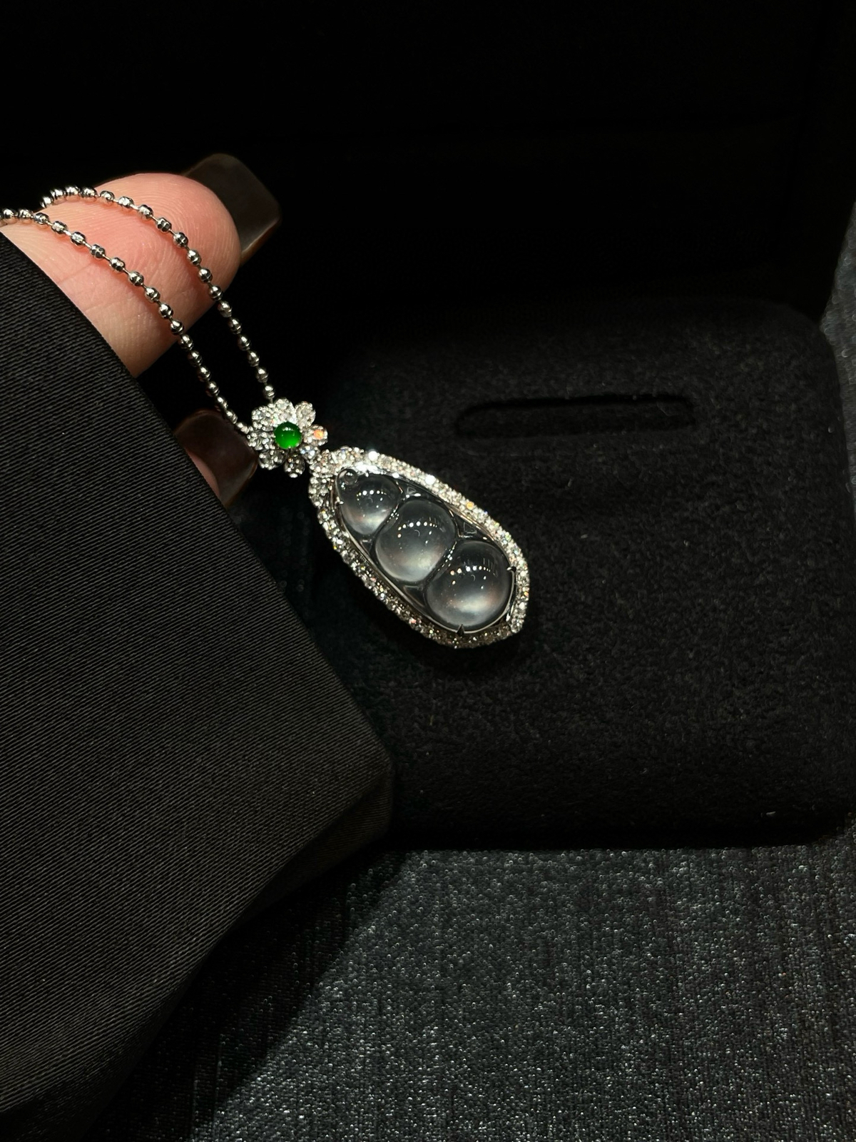 高冰 起光 福豆吊坠

18k金配钻镶嵌