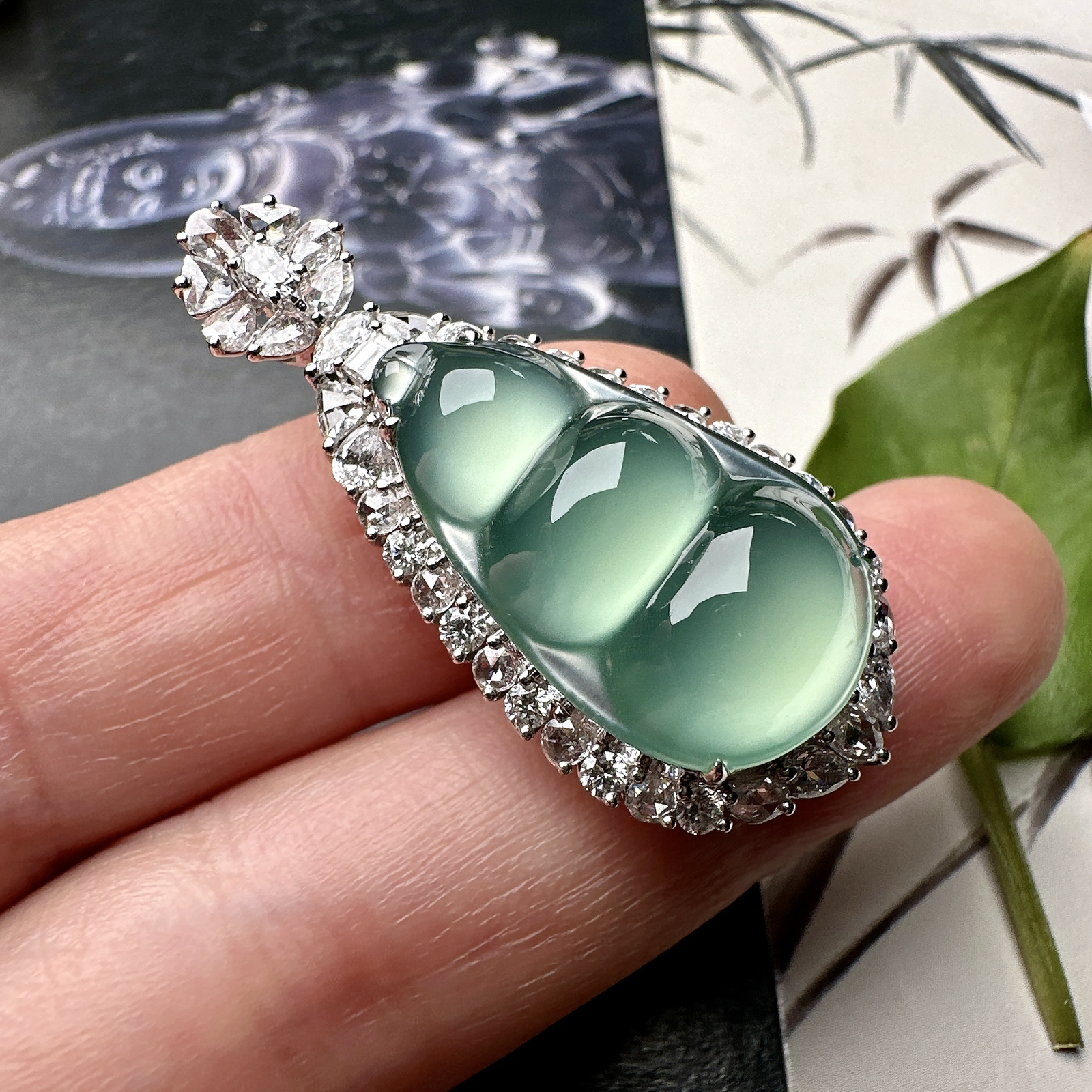 【冰种晴绿福豆吊坠】种地上乘，冰感十足，通透起光，饱满圆润，收藏品质，18k金钻镶嵌，裸石尺寸23.8*13.9*6.8毫米