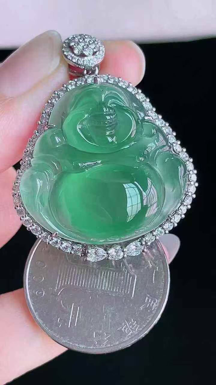 【翡翠名称】18K金镶钻高冰晴绿佛公吊坠
【翡翠尺寸】含金37/30.6/11.5mm
【翡翠描述】宝贝种老水足，玉质细腻，色泽靓丽，性价比高，佩戴效果好！
【其它赠送】权威证书/精美挂绳盒子/支持全国复检