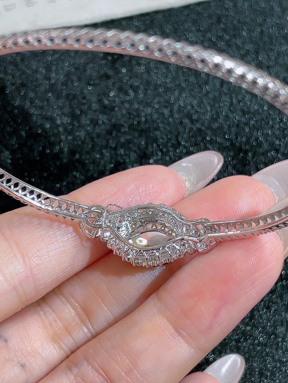 满绿鸽子蛋手镯。厚装饱满 高端大气 性价比高 圈口60  整体26.6-13.5-8.6裸石11.5-9.8