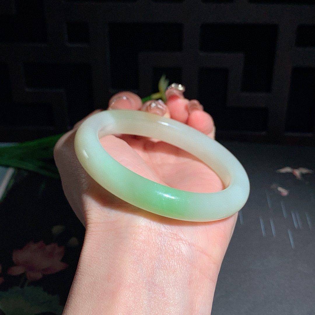 和田玉58圈口翠青手镯！玉质细腻油润 底色纯净 无裂无黑 脂粉好，品质高