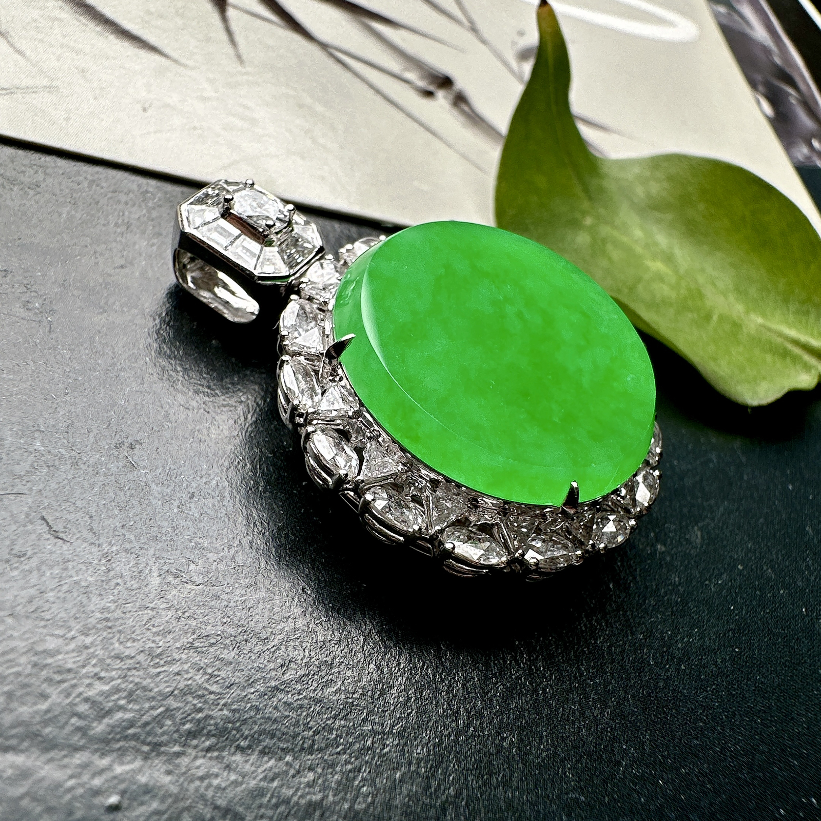 【冰种满绿圆无事牌】阳绿色泽，种水颜色都不错，冰感明显，质地细腻干净，佩戴佳品。18k金钻镶嵌，裸石尺寸20.1*2.8毫米