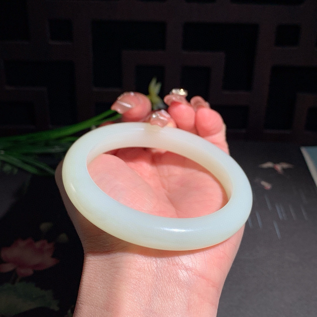 和田玉60圈青白玉手镯！玉质细腻油润 底色纯净 无裂无杂 脂粉好，品质高。