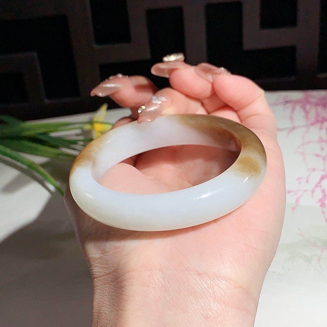和田玉52.5圈口且末糖手镯！玉质细腻油润 底色纯净 无裂无黑 脂粉好，品质高。