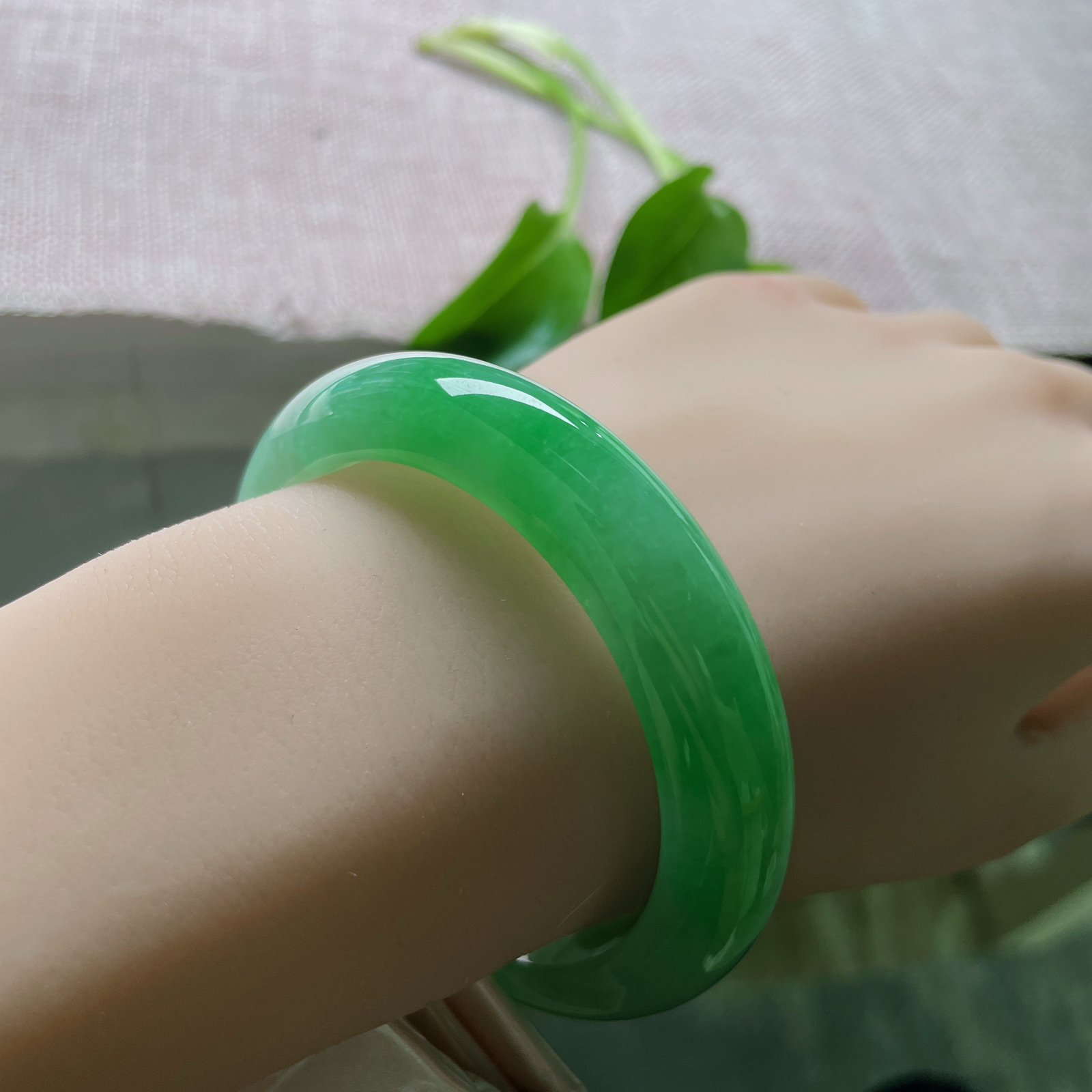 52.6/12.6/8.6，满绿正圈，是皇冠上的明珠，雍容华贵，娇媚多姿。无纹裂