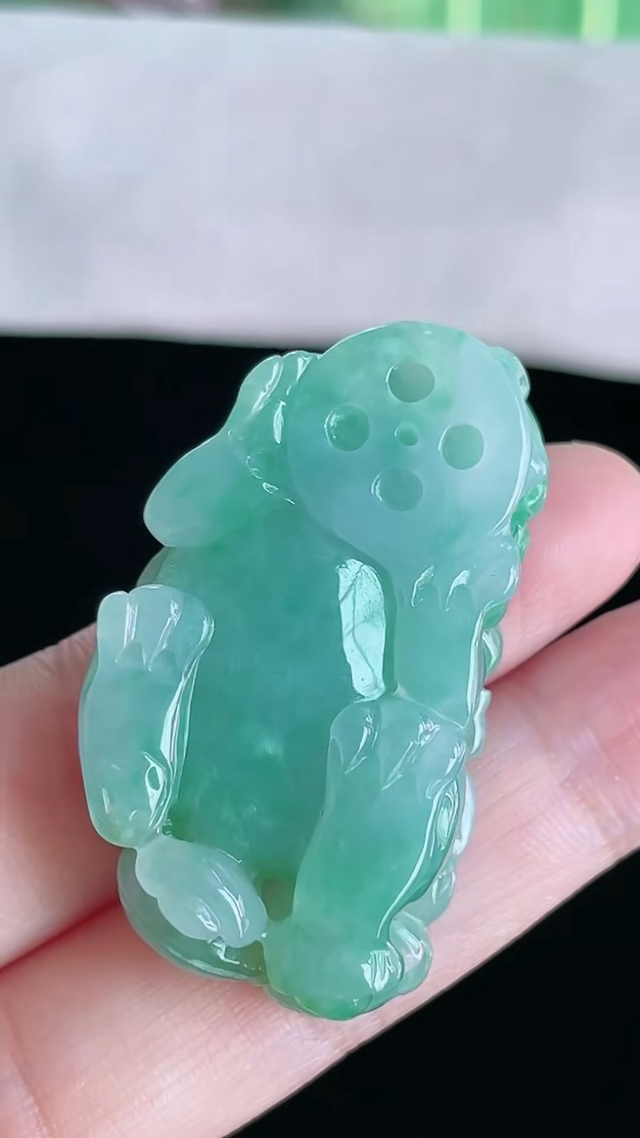 【翡翠名称】老坑种冰双彩虹飘绿吊坠挂件
【翡翠尺寸】42.3/23.9/15.5mm
【翡翠描述】宝贝种老水足，玉质细腻，色泽靓丽，性价比高，佩戴效果好！
【其它赠送】权威证书/精美挂绳盒子/支持全国复检