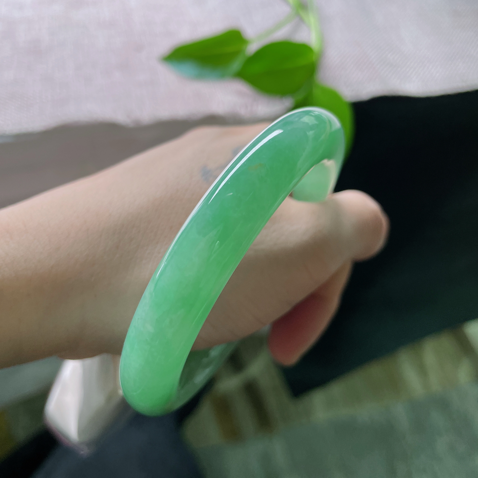 56.7/11.8，绿底圆条，满圈阳绿，均匀铺满。老坑料，肉质细腻，上手显白贵气。无纹裂