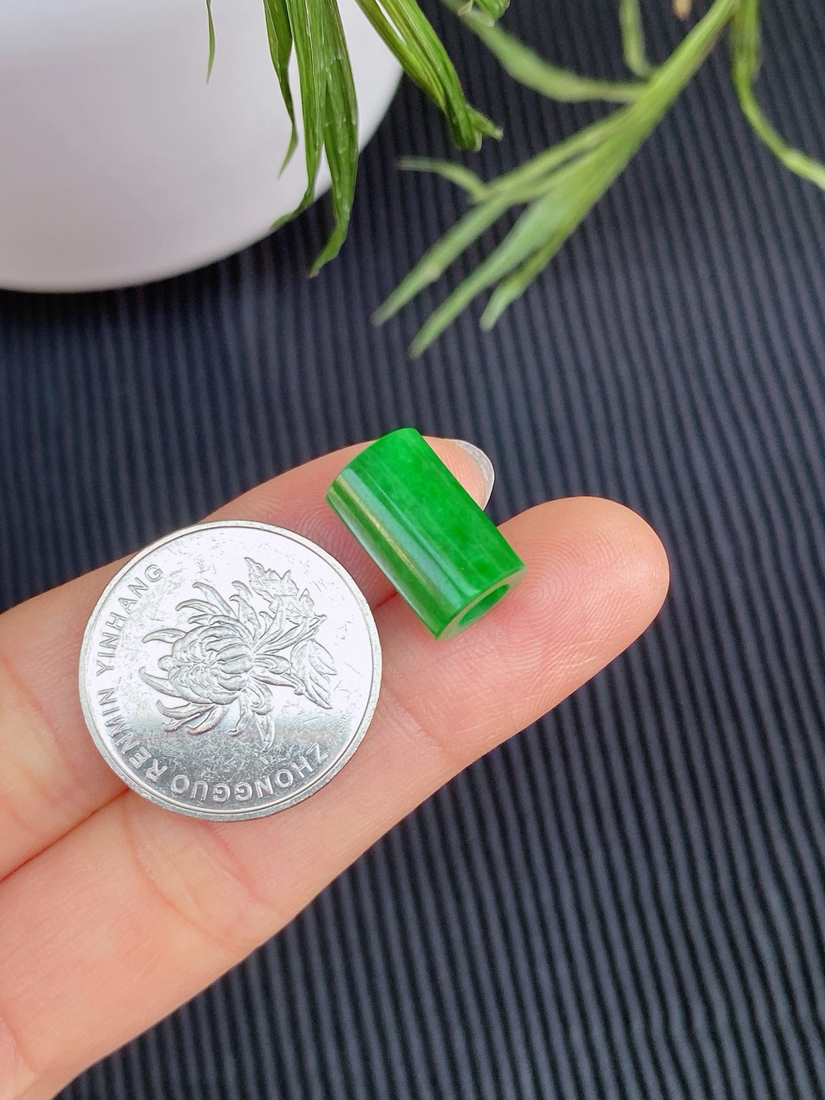 ​​​​满绿桶珠
颜色浓郁鲜亮，质地细腻光滑
实物更美～