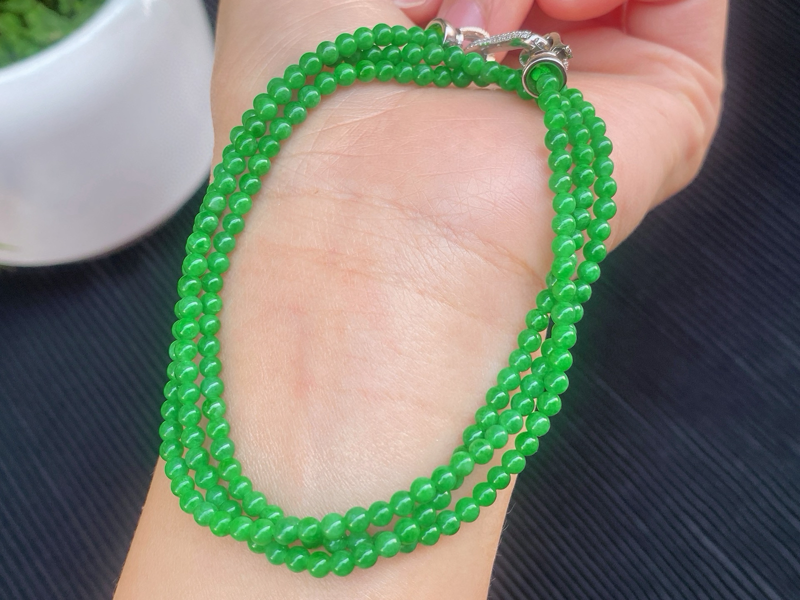 ​​​​阳绿小米珠链​​ 
色泽鲜亮饱满，冰润通透，种水细腻
佩戴方便，可做项链或手链