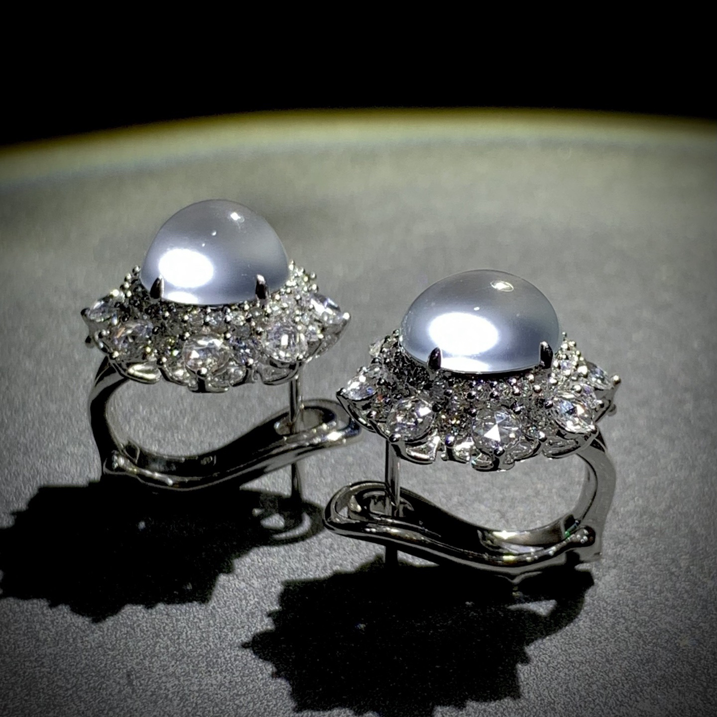 白冰蛋面耳拍耳钉，裸石约8.6-7.8-6.5mm，
整体16-14.8-19.2mm，7.48g，