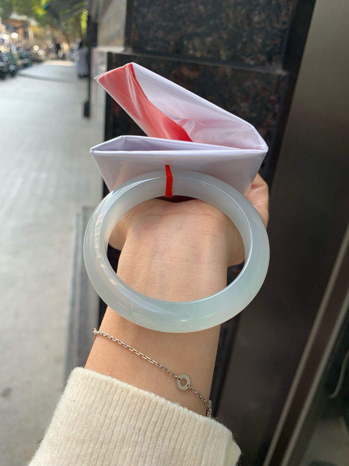 天空蓝正圈
56.5-8.6-11.5
底妆水润，质地细腻，天空蓝底色均匀，由内而外散发出温婉气质，清爽治愈