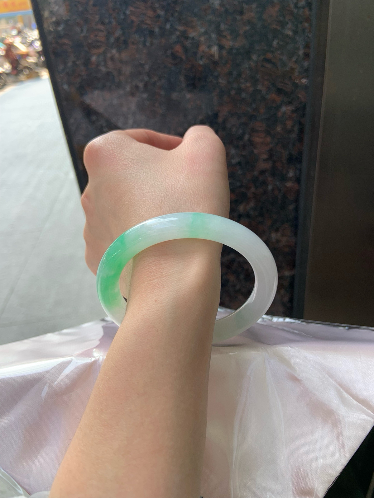 飘绿，白底青圆条，阳春白雪的感觉
57.5-9.7-9.5