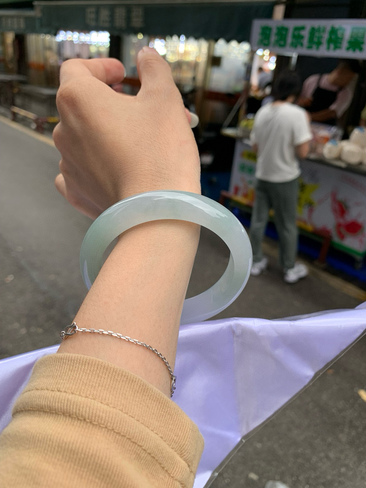 淡春彩正圈
58.7-8.7-13
底妆水润细腻，淡淡晴绿底色和淡紫底宛如春天的繁华。在岁月的长河流转中绽放着独特的魅力，气质温婉而迷人。