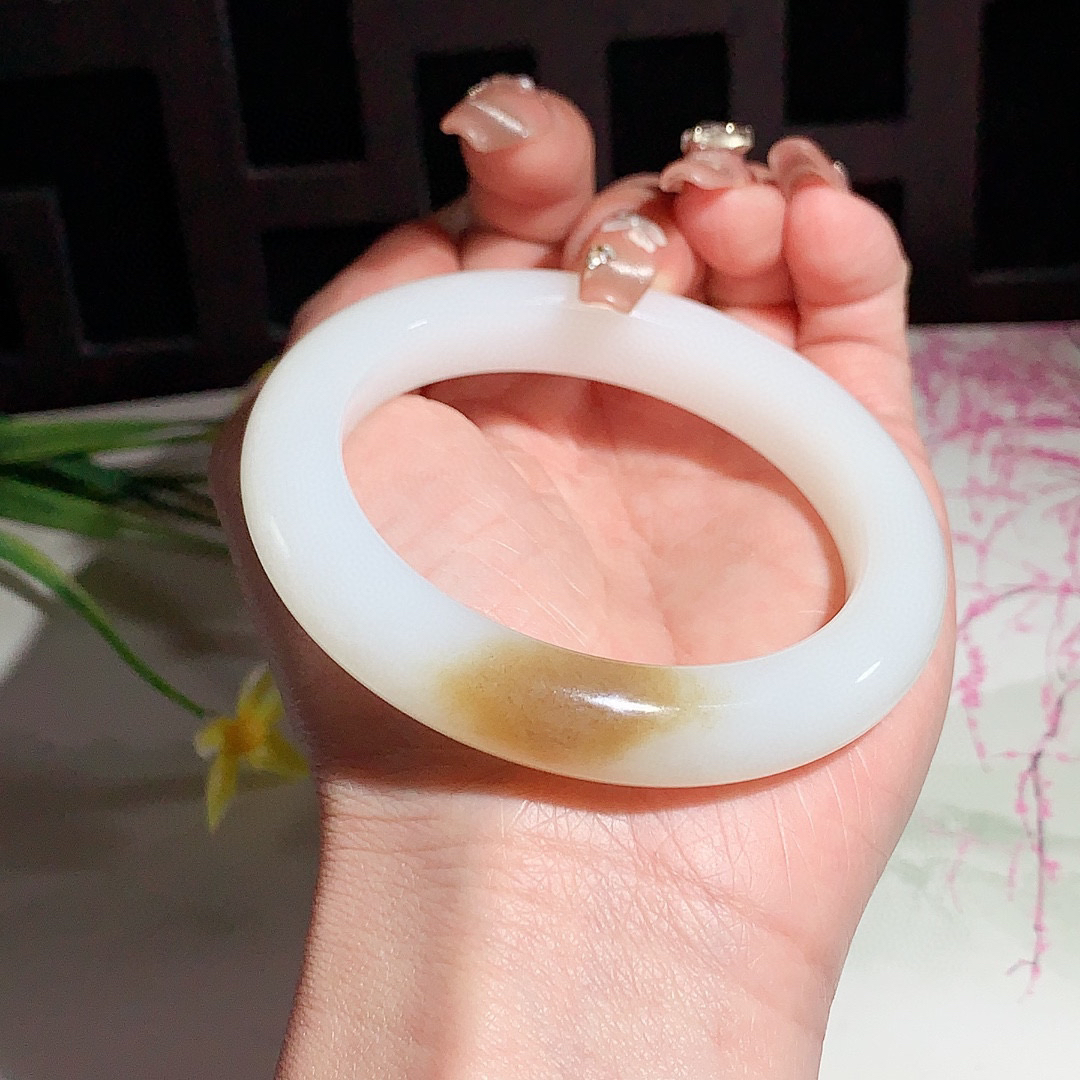 收藏款，和田玉55圈口且末糖手镯！玉质细腻油润 底色纯净 无裂无杂 脂粉好，品质高。