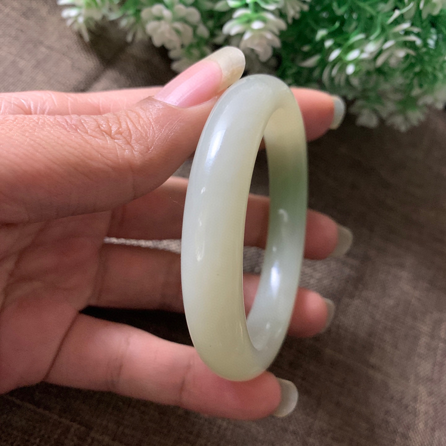 55圈口和田玉翠青手镯，镯型古朴典雅。在诗情画意的雨巷相遇，你是我腕间的一抹风情，有你眸有深情.清风荡漾湖间静水，我愿俯身低眉，在烟波涟漪处寻