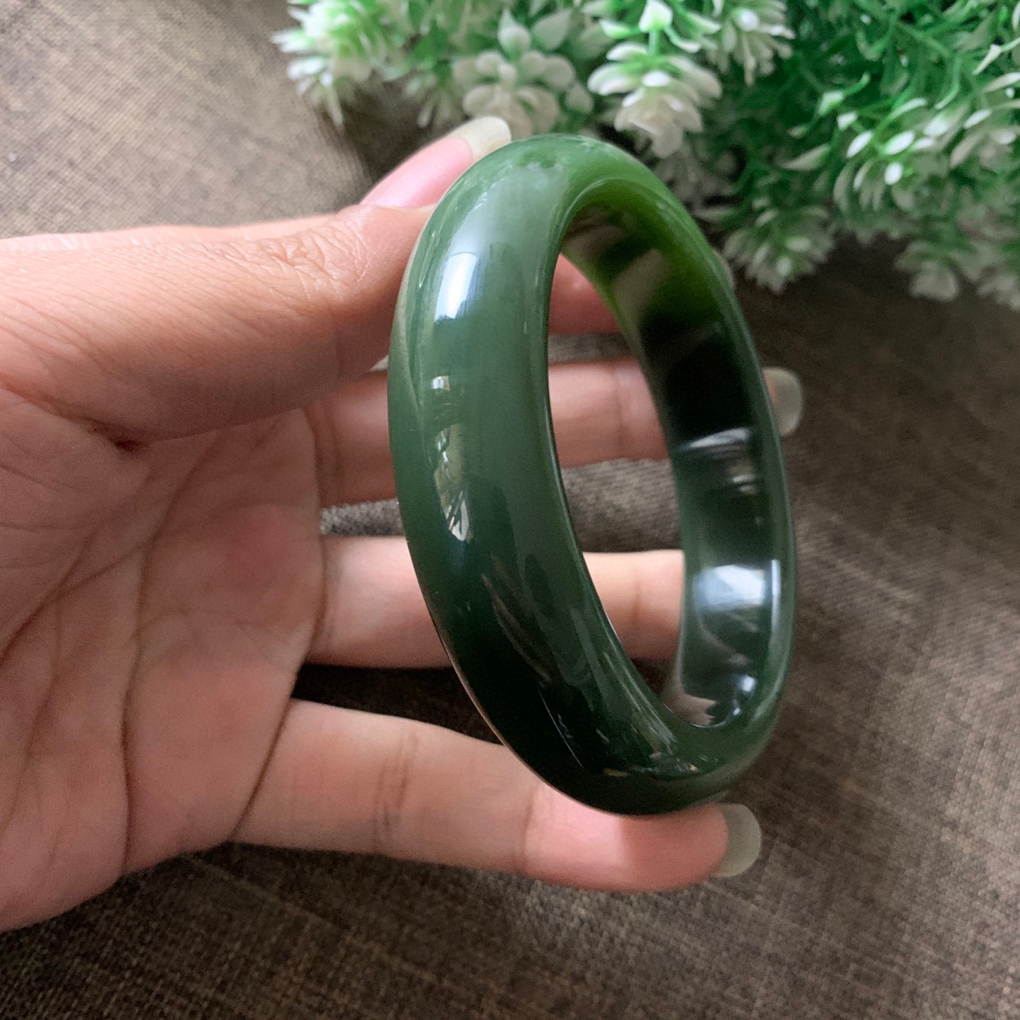 和田玉碧玉62圈口菠菜绿宽版手镯，镯型古朴典雅。在诗情画意的雨巷相遇，你是我腕间的一抹风情，有你眸有