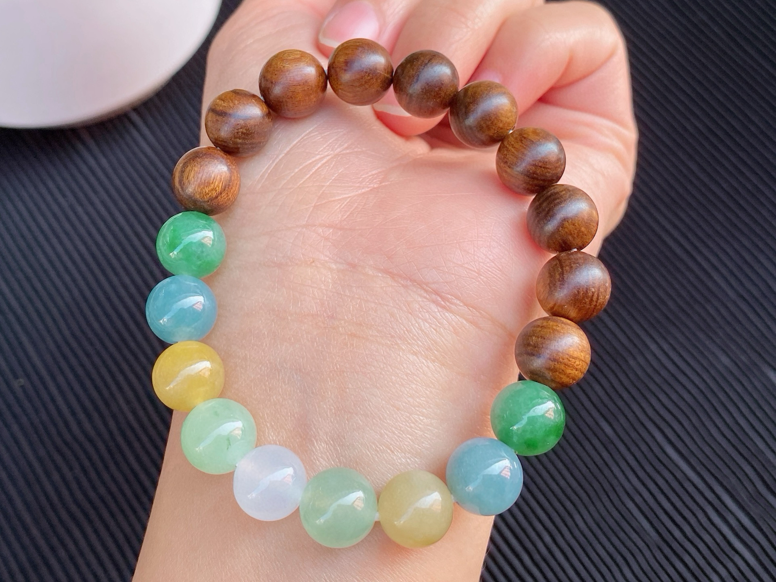 ​​​翡翠多宝木珠手串​
色彩丰富，有绿、黄、蓝、白等，光泽通透
木珠纹理清晰，沉稳有质感