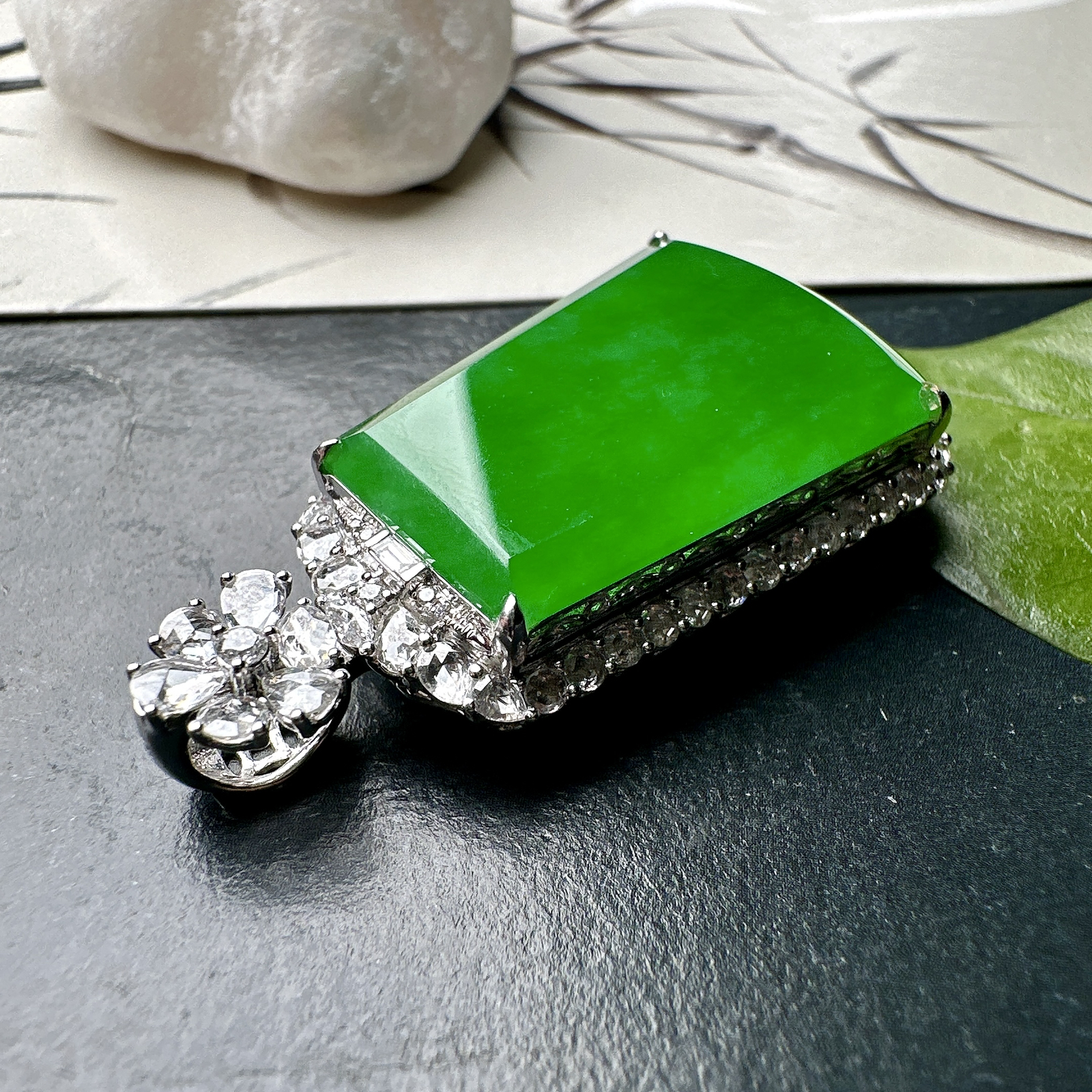 【冰种满绿无事牌】阳绿色泽，种水上乘，通透闪亮，晶莹剔透。18K金钻镶嵌，裸石尺寸26.2*18.4*3毫米。