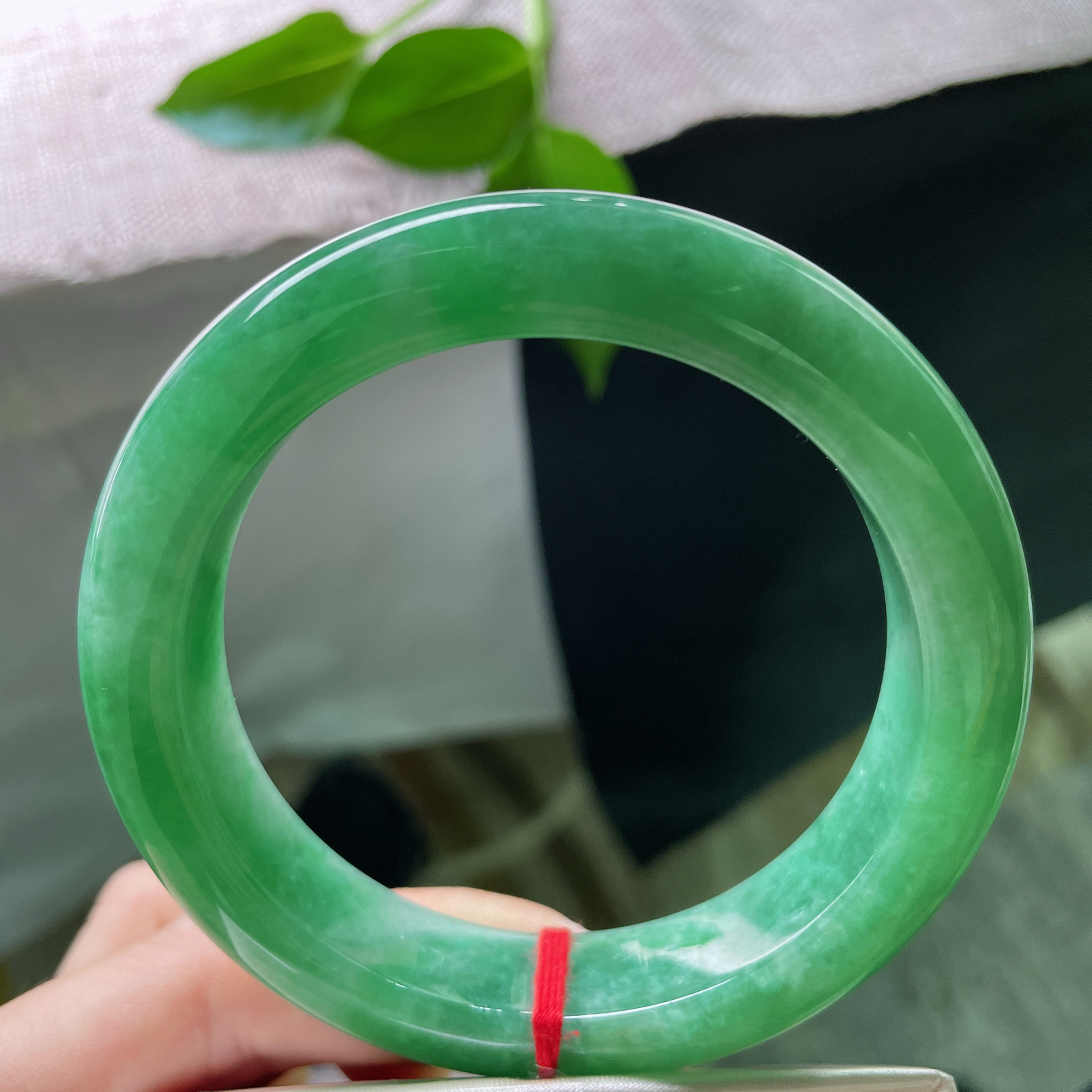 60.1/13.9/10.2，满绿正圈，大圈口，厚装饱满，腕间藏了一整个春天，一点皮纹