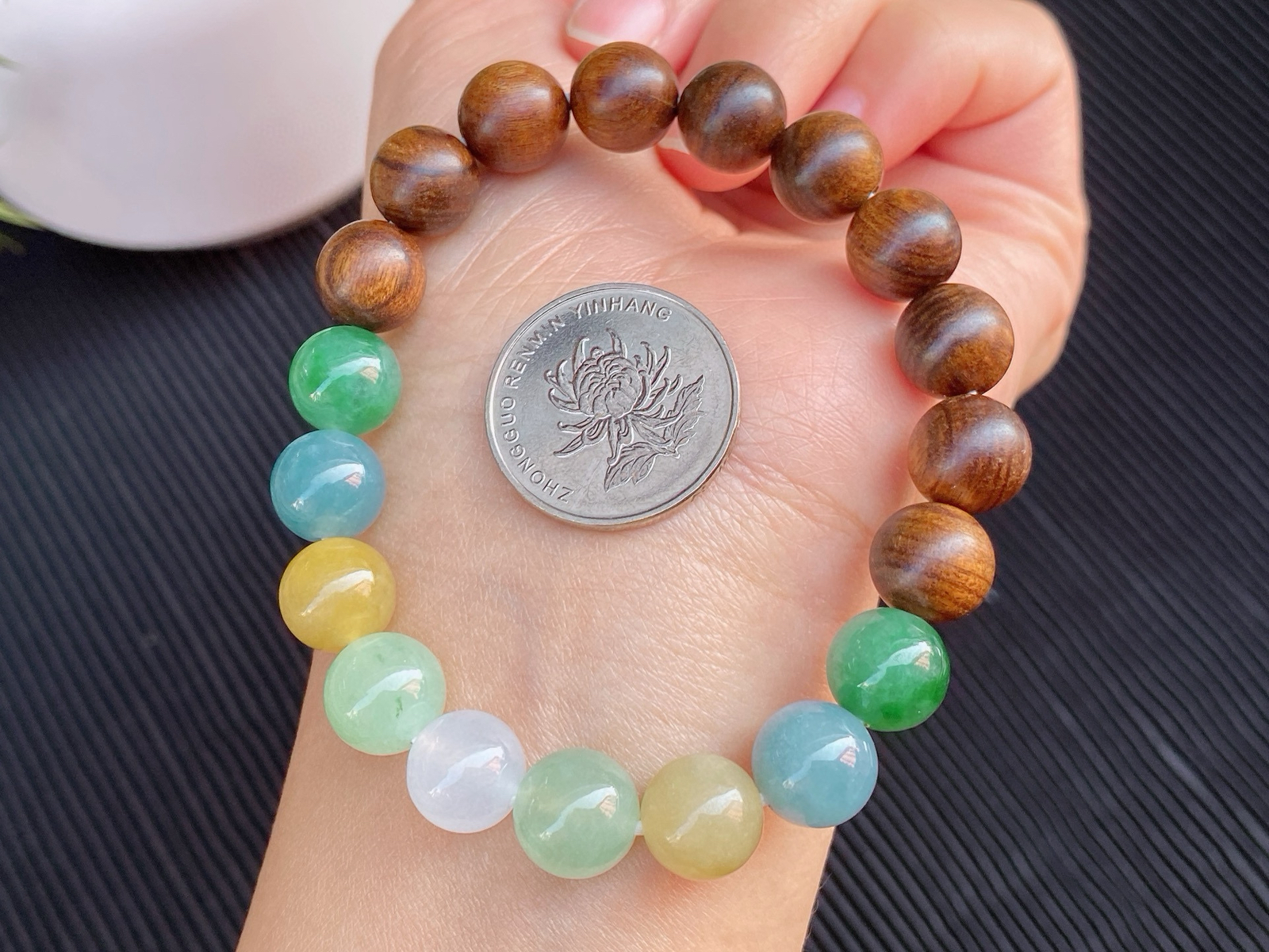​​​翡翠多宝木珠手串​
色彩丰富，有绿、黄、蓝、白等，光泽通透
木珠纹理清晰，沉稳有质感