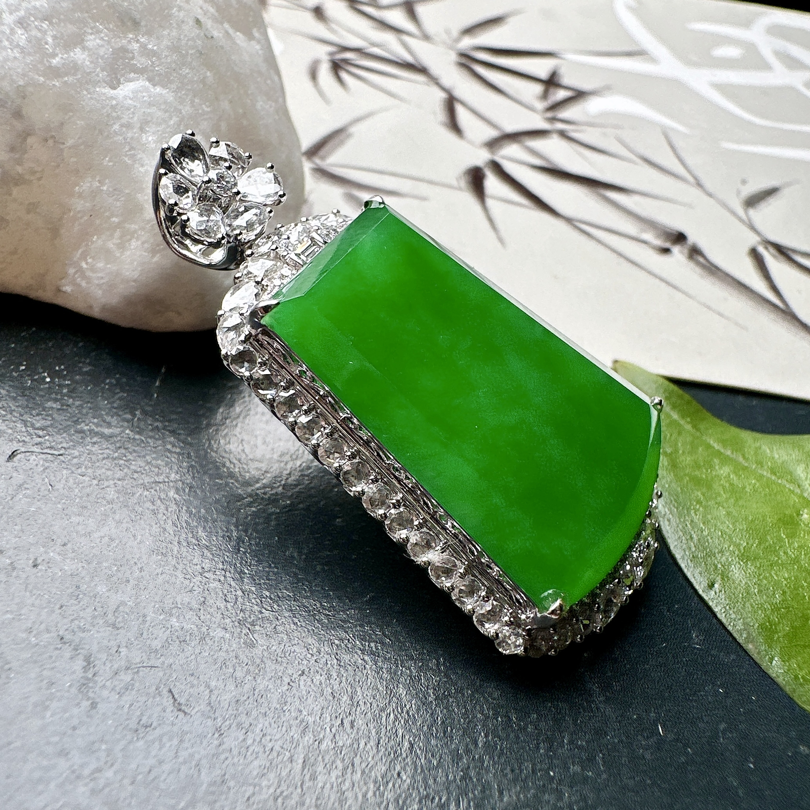 【冰种满绿无事牌】阳绿色泽，种水上乘，通透闪亮，晶莹剔透。18K金钻镶嵌，裸石尺寸26.2*18.4*3毫米。