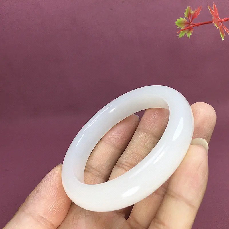 56圈口和田玉羊脂白玉手镯，和田玉56圈口羊脂白玉手镯，镯型古朴典雅。在诗情画意的雨巷相遇，你是我腕间的一抹风情，有你眸有深情.清风荡漾湖间静水，我愿俯身低眉，在烟波涟漪处寻