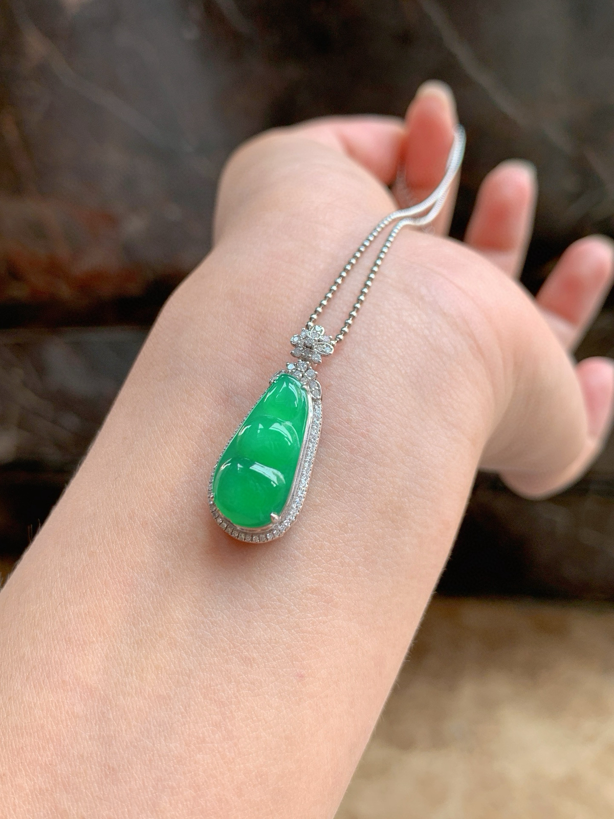 阳绿·福豆

这颗“绿胖子”福豆，色匀种老，谁戴谁好看