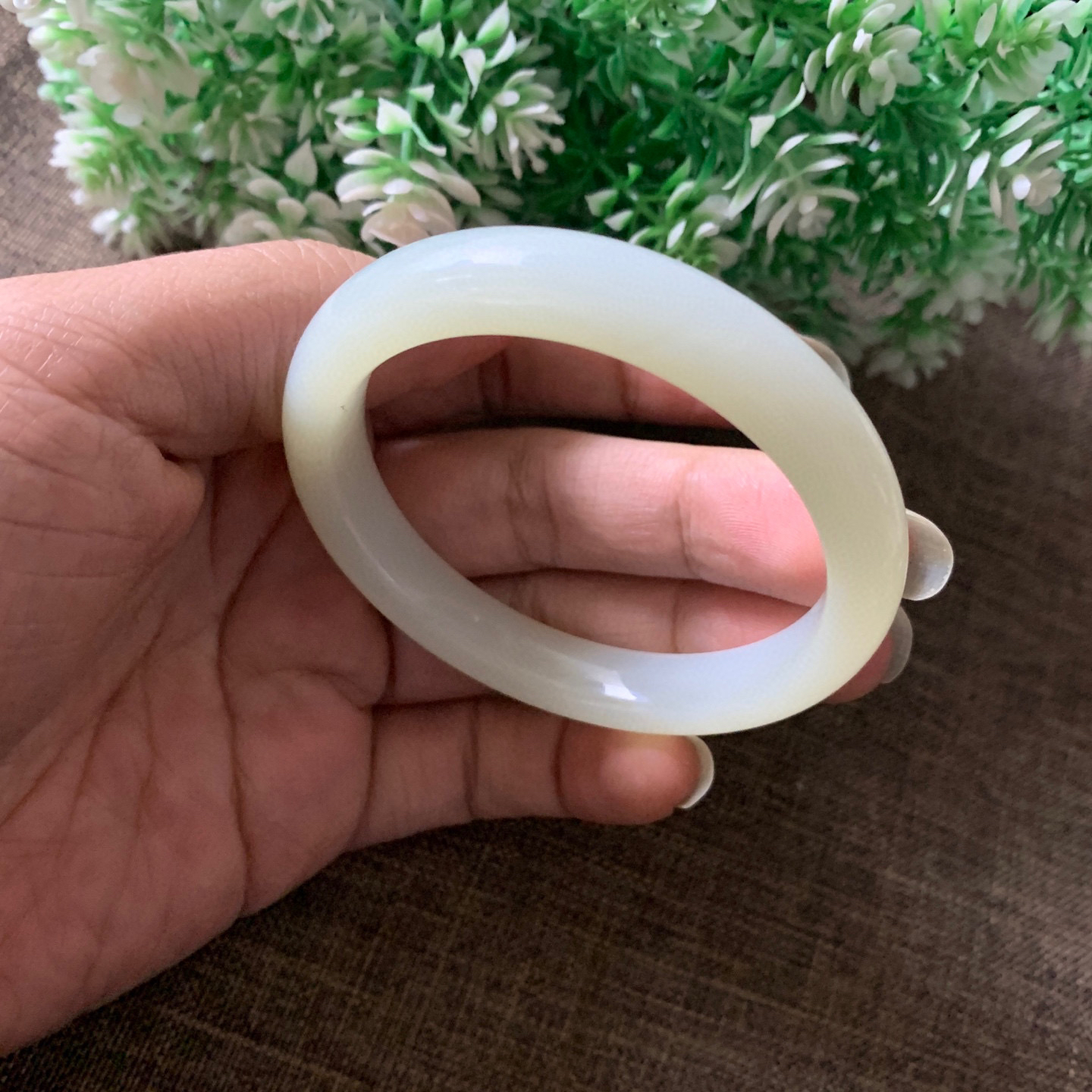 55圈口和田玉羊脂白手镯，镯型古朴典雅。在诗情画意的雨巷相遇，你是我腕间的一抹风情，有你眸有深情.清