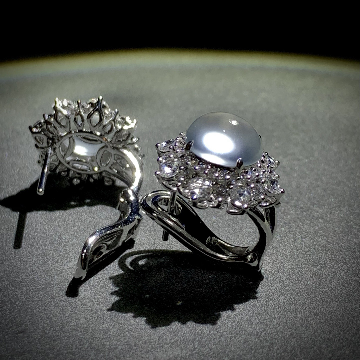 白冰蛋面耳拍耳钉，裸石约8.6-7.8-6.5mm，
整体16-14.8-19.2mm，7.48g，
18K金，南非钻，