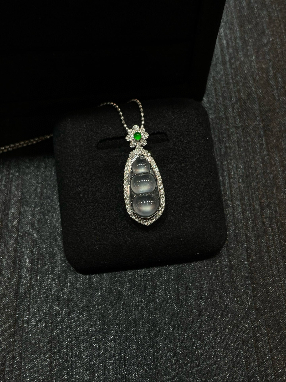 高冰 起光 福豆吊坠

18k金配钻镶嵌