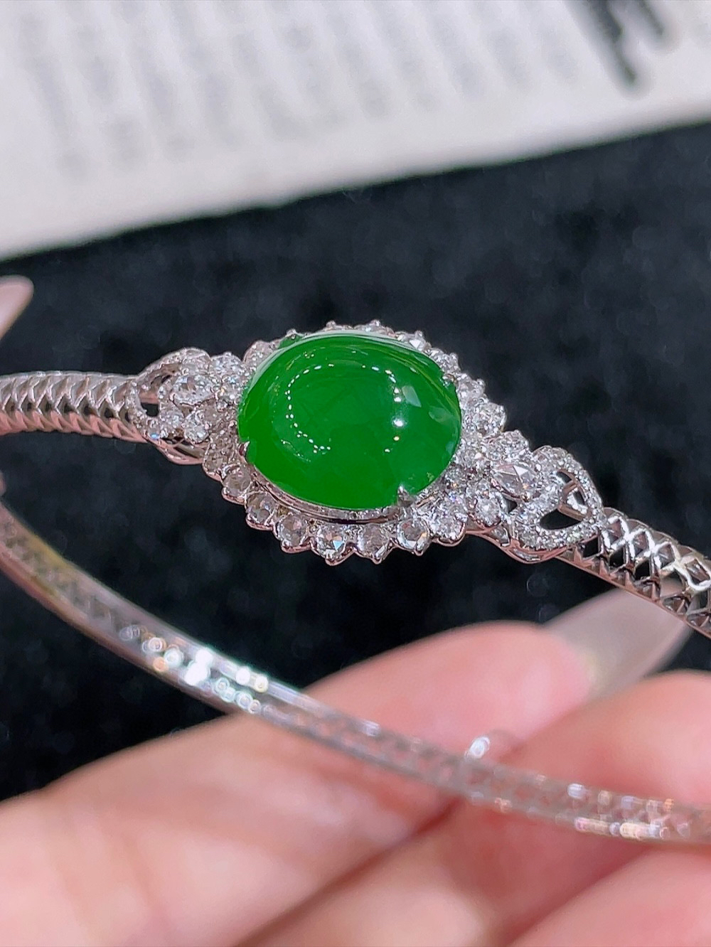 满绿鸽子蛋手镯。厚装饱满 高端大气 性价比高 圈口60  整体26.6-13.5-8.6裸石11.5-9.8