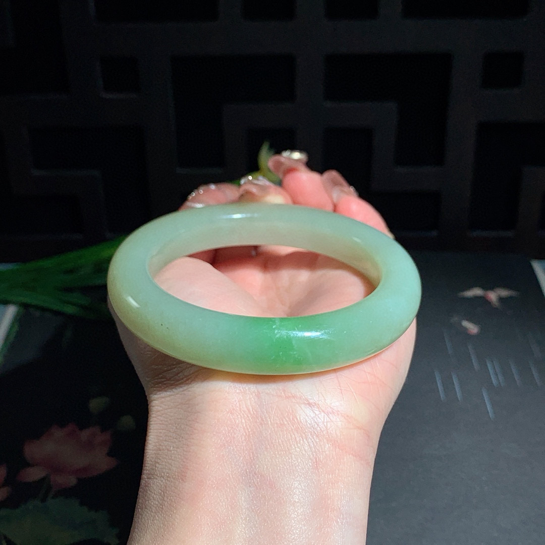 和田玉59圈口翠青手镯！玉质细腻油润 底色纯净 无纹裂 脂粉好，品质高