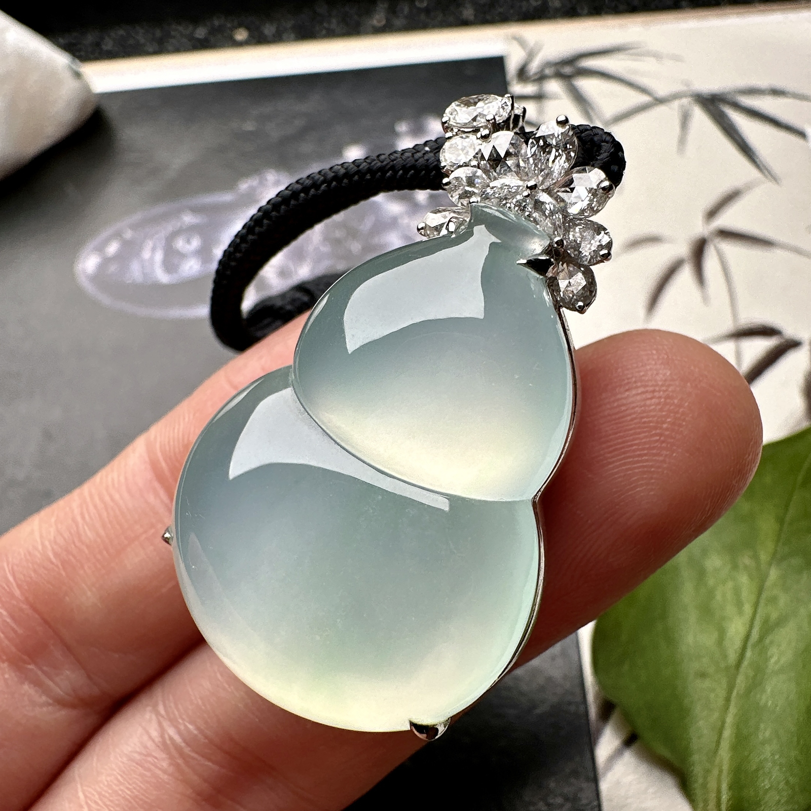 【冰种大葫芦吊坠】质地细腻清爽，荧光感强烈，荧光感强烈，18K金钻镶嵌，裸石尺寸31.4*23.6*7.5毫米