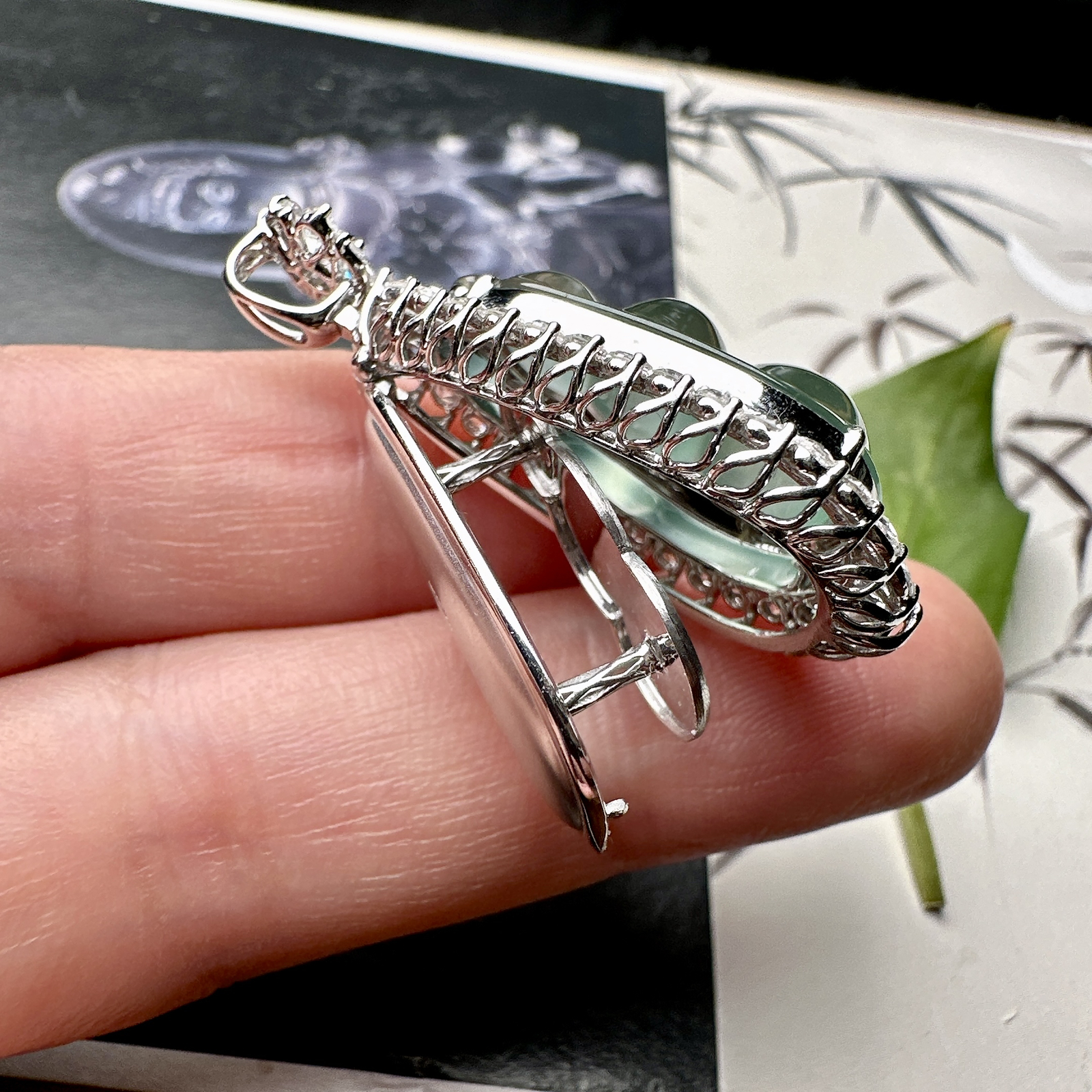 【冰种晴绿福豆吊坠】种地上乘，冰感十足，通透起光，饱满圆润，收藏品质，18k金钻镶嵌，裸石尺寸23.8*13.9*6.8毫米