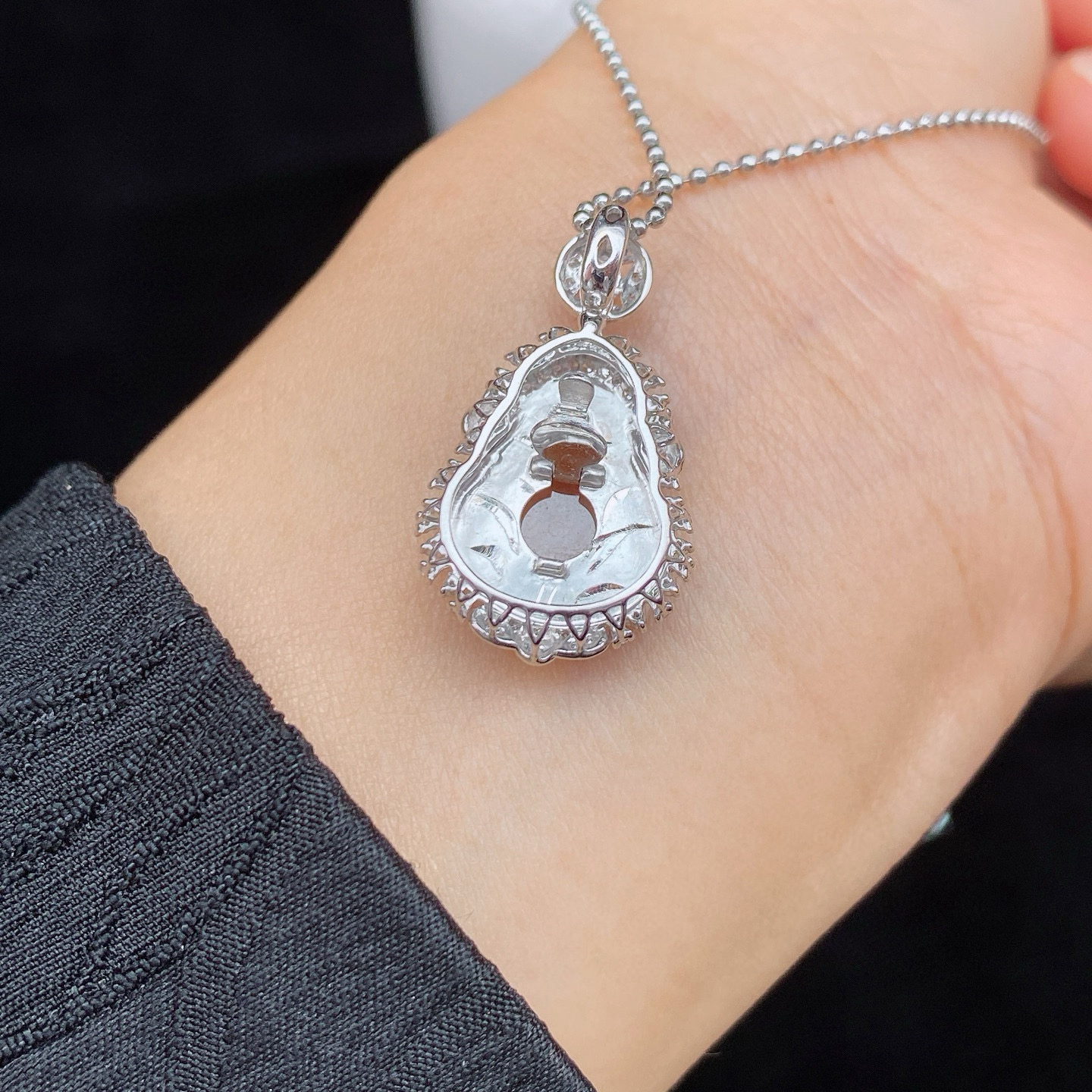 冰黄翡财神吊坠 
冰透种好，招财必备
18k金镶嵌，高性价比‼️实物更美～